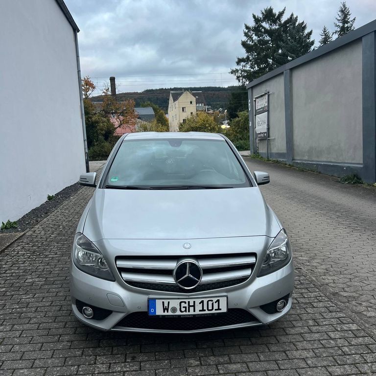Mercedes-Benz 190 179.000 km 11.999 € Düsseldorf 40210