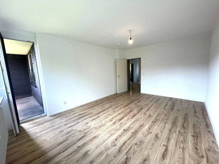 **Helle & frisch renovierte 2,5-Zimmer-Wohnung - mit Balkon & Aufzug** 2 zimmer