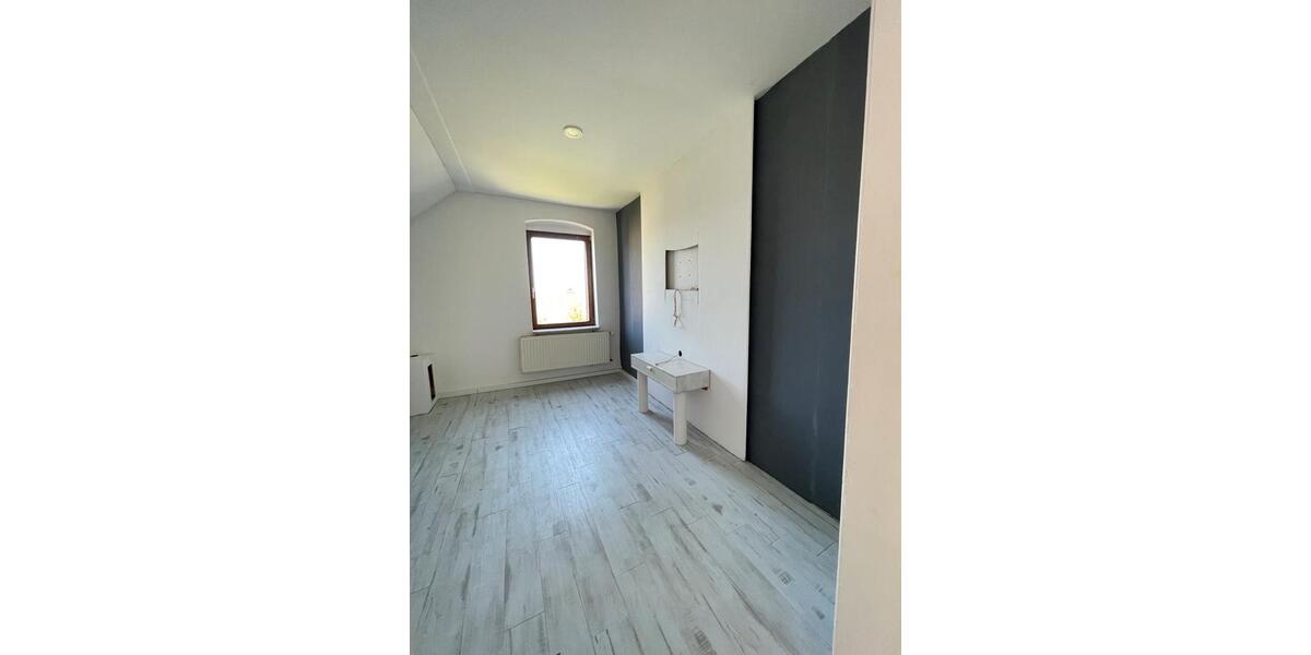 Etagenwohnung Langenfeld (Rheinland) - 9 Zimmer, 212 m&sup2;, 3.500&euro; | Angebot:26385101