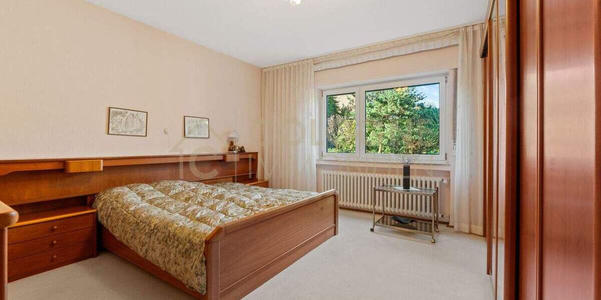 FAST FREISTEHENDER 4 bis 5-ZIMMER-BUNGALOW IN FRECHEN-KÖNIGSDORF VOLLSTÄNDIG UNTERKELLERT MIT GARAGE 4 zimmer