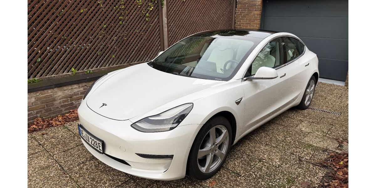 Tesla Model 3 113.000 km 22.950 € Neuss 41468