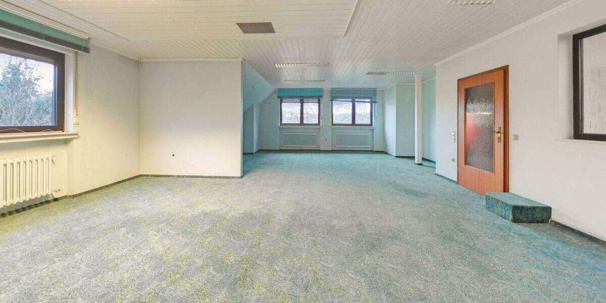 Wohnhaus mit Bürotrakt und Pool im Untergeschoss auf rund 118 m² Wohn- und rund 175 m² Bürofläche 7 zimmer