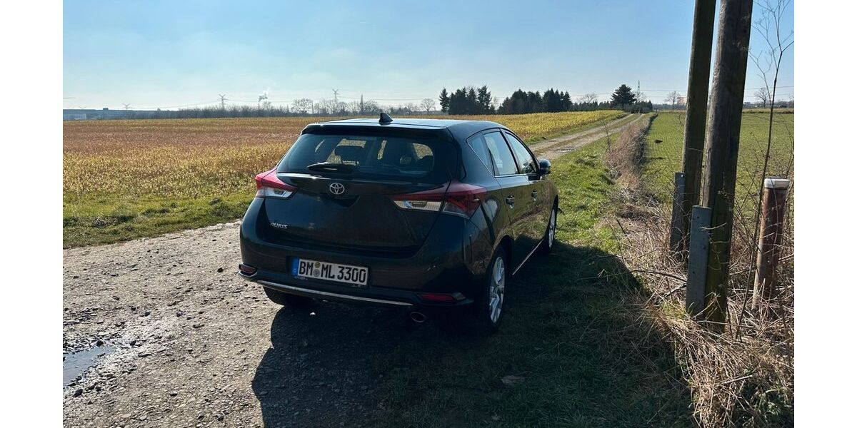 Toyota Auris 93.600 km 10.300 € Leverkusen 51373
