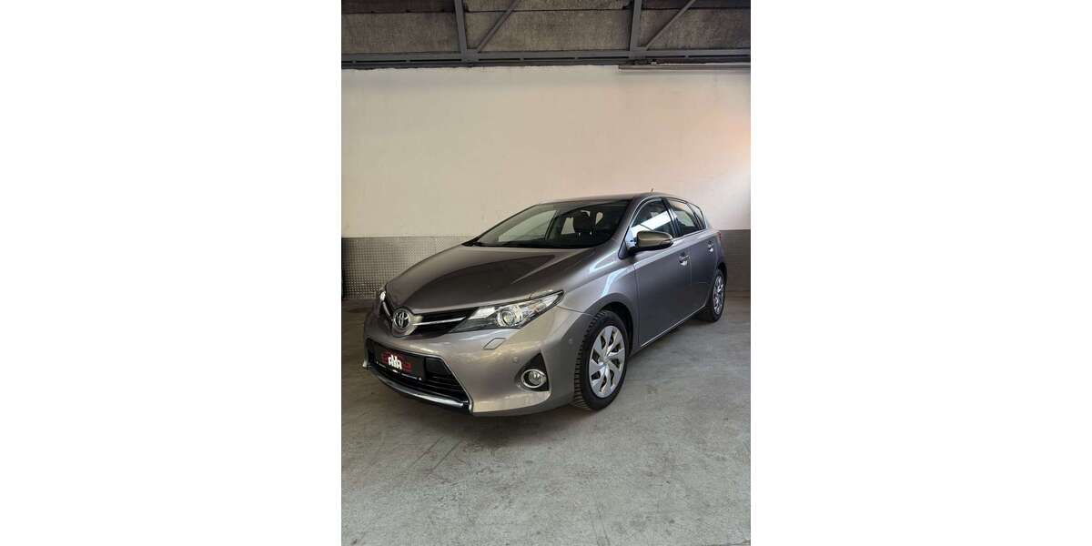 Toyota Auris 108.654 km 9.900 &euro; Solingen 42719