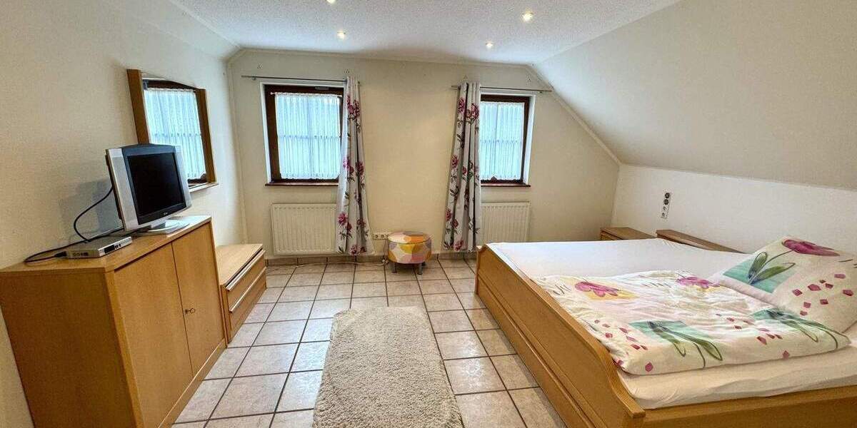 Großes Einfamilienhaus mit Einliegerwohnung und Nebenhaus in Quettingen 6 zimmer