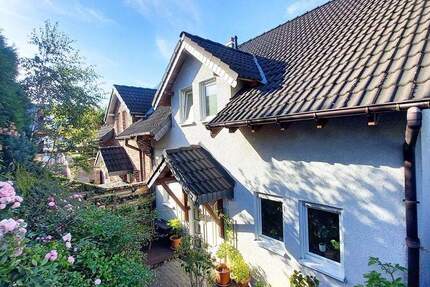 CITYHOUSE: Schöne Doppelhaushälfte mit großem Garten, Hobbyraum Souterrain, Keller, Terrasse 4 zimmer