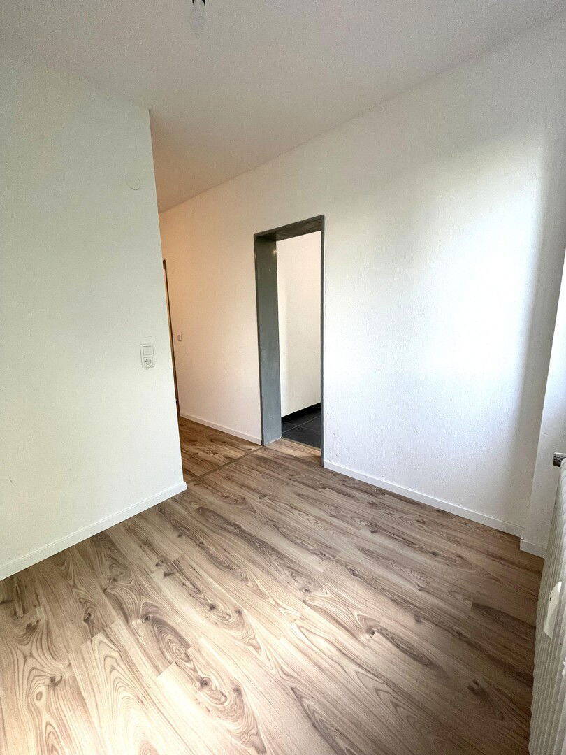 **Helle & frisch renovierte 2,5-Zimmer-Wohnung - mit Balkon & Aufzug** 2 zimmer