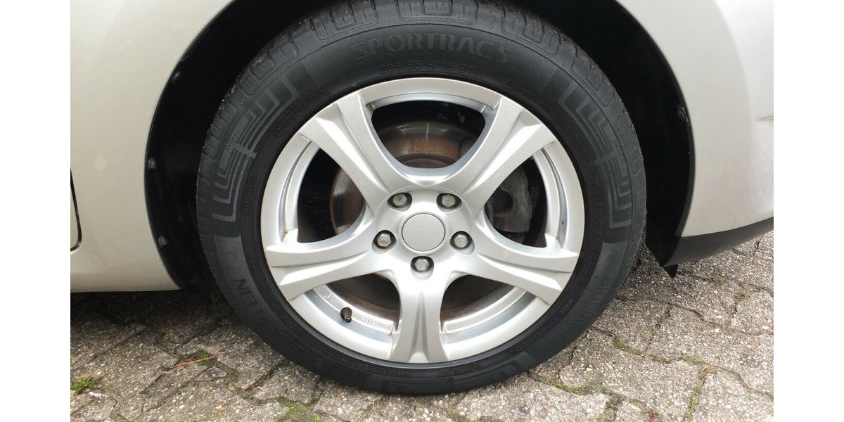 Toyota Auris 1.6i SOL ALLE INSPEKTIONEN GARAGENWAGEN 174.885 km 4.998 &euro; Köln 50858