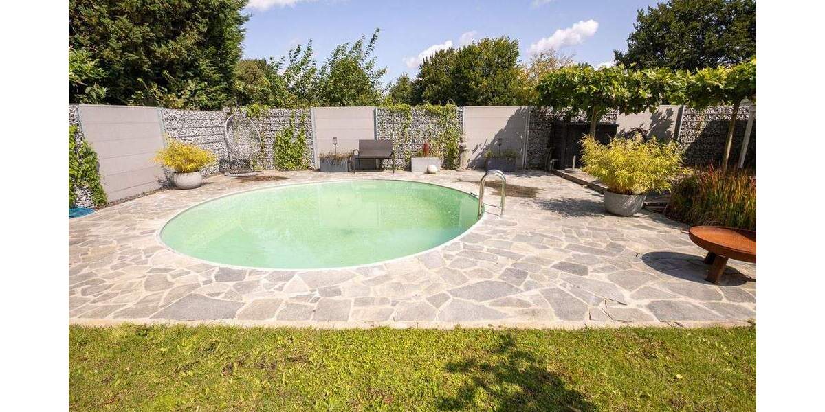 Neuwertiges, freistehendes Einfamilienhaus mit Pool und tollem Garten in zentraler Lage 4 zimmer