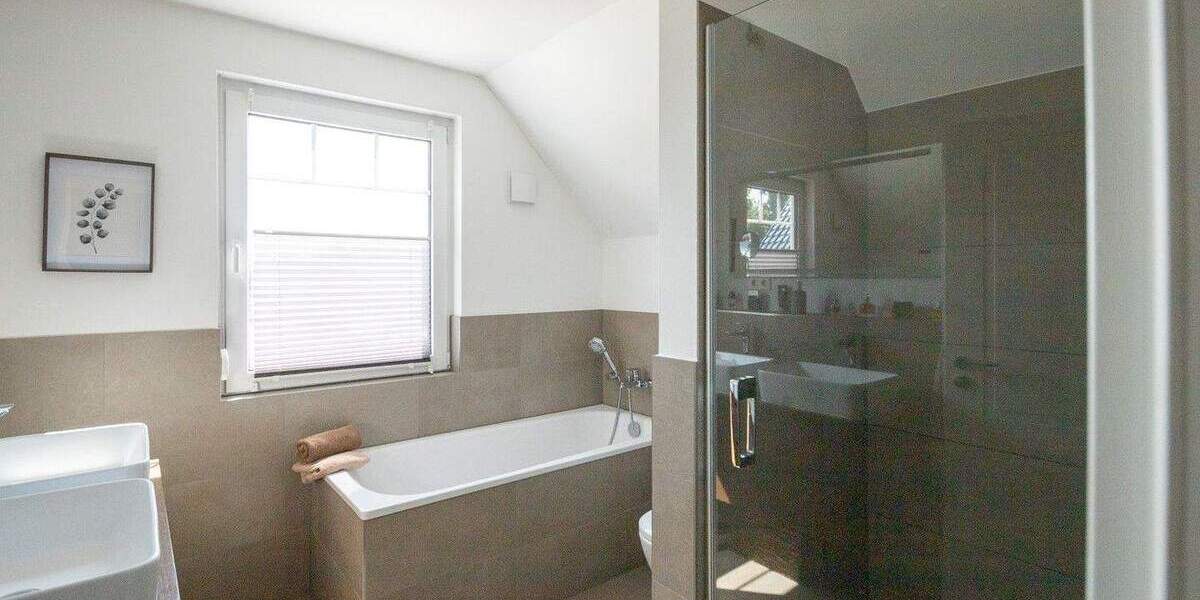 Neuwertiges, freistehendes Einfamilienhaus mit Pool und tollem Garten in zentraler Lage 4 zimmer