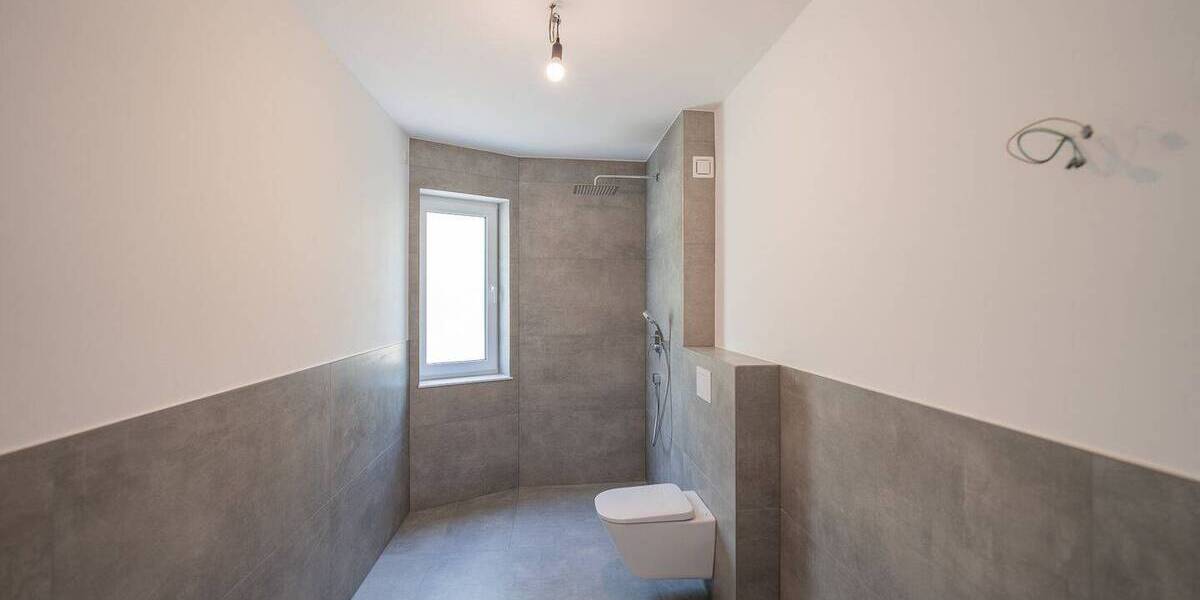 Architektur trifft Achtsamkeit: Stilvolle Etagenwohnung mit Bergblick, Terrasse & grüner Technik 3 zimmer