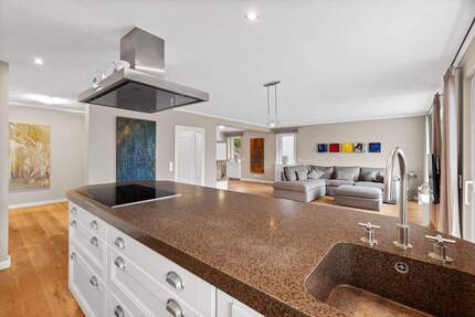 Exklusives Zweifamilienhaus mit großzügigen Garten und vielseitigen Nutzungsmöglichkeiten. 8 zimmer