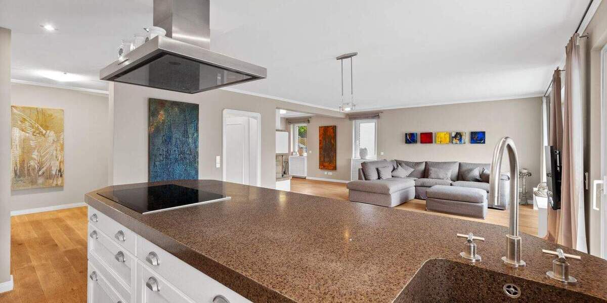 Exklusives Zweifamilienhaus mit großzügigen Garten und vielseitigen Nutzungsmöglichkeiten. 8 zimmer