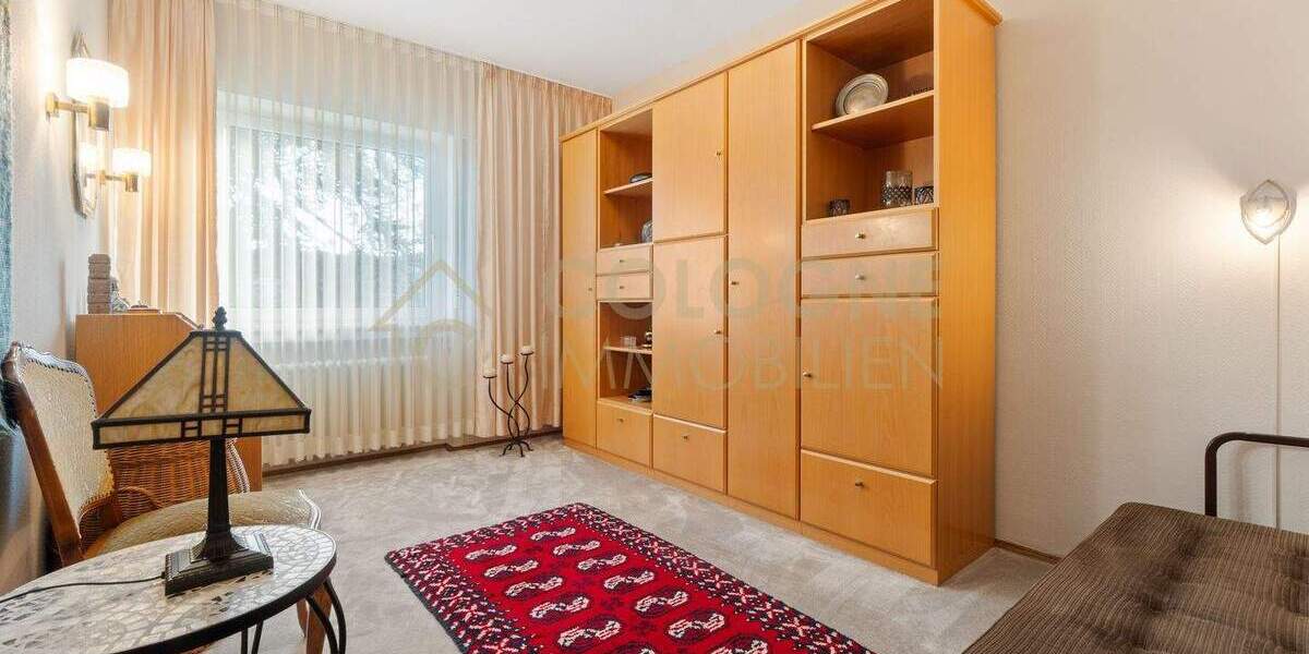 FAST FREISTEHENDER 4 bis 5-ZIMMER-BUNGALOW IN FRECHEN-KÖNIGSDORF VOLLSTÄNDIG UNTERKELLERT MIT GARAGE 4 zimmer