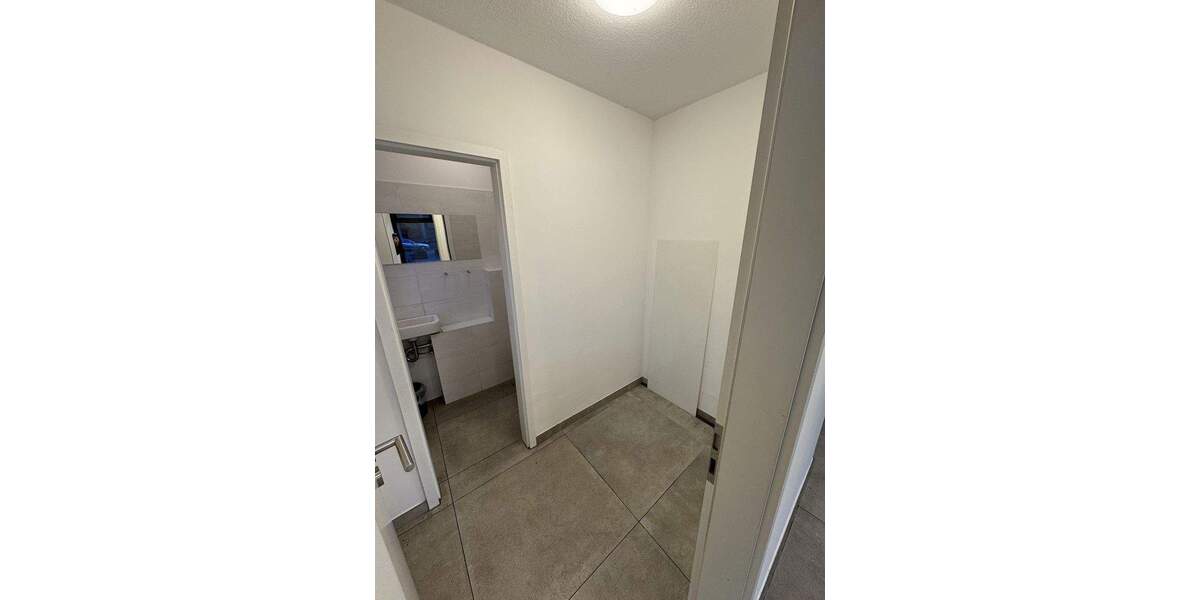 Ladenlokal in stark frequentierter Lage - Ausstellungs-Verkauf Praxis oder Büro zimmer