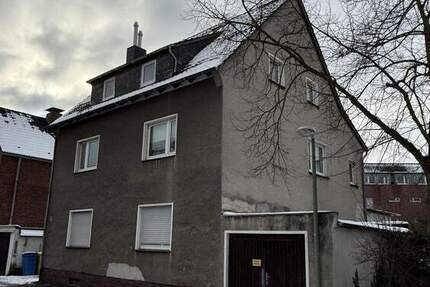 Mehrfamilienhaus mit drei Wohneinheiten und genehmigtem Anbau in Neuss 1 zimmer
