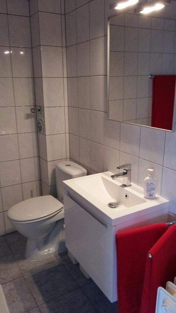 Möbliert: Terrasse+Wunderschön+gerade Wände:1 12 Zim. TH + FH + FLUGHAFEN + ZENTRUM gut erreichb 1 zimmer