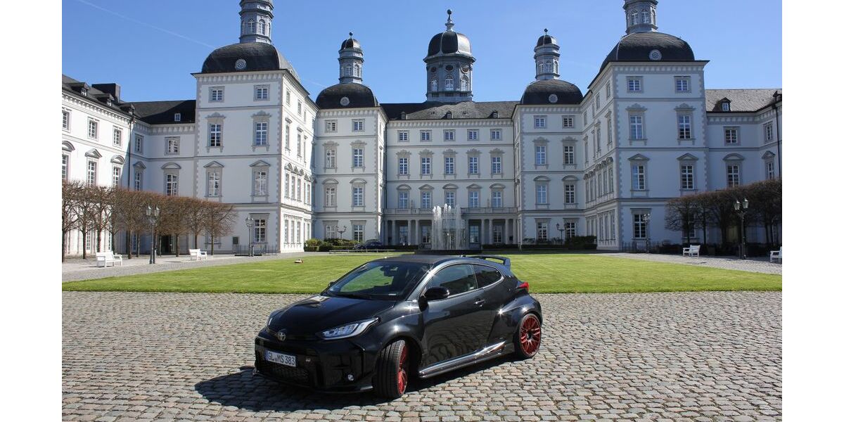 Toyota Yaris 28.000 km 38.200 &euro; Bergisch Gladbach 51429