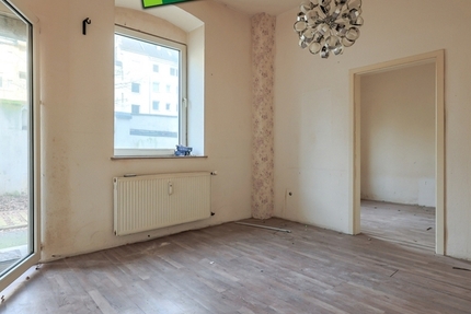 Entkernte Erdgeschoss-Wohnung mit eigenem Garten