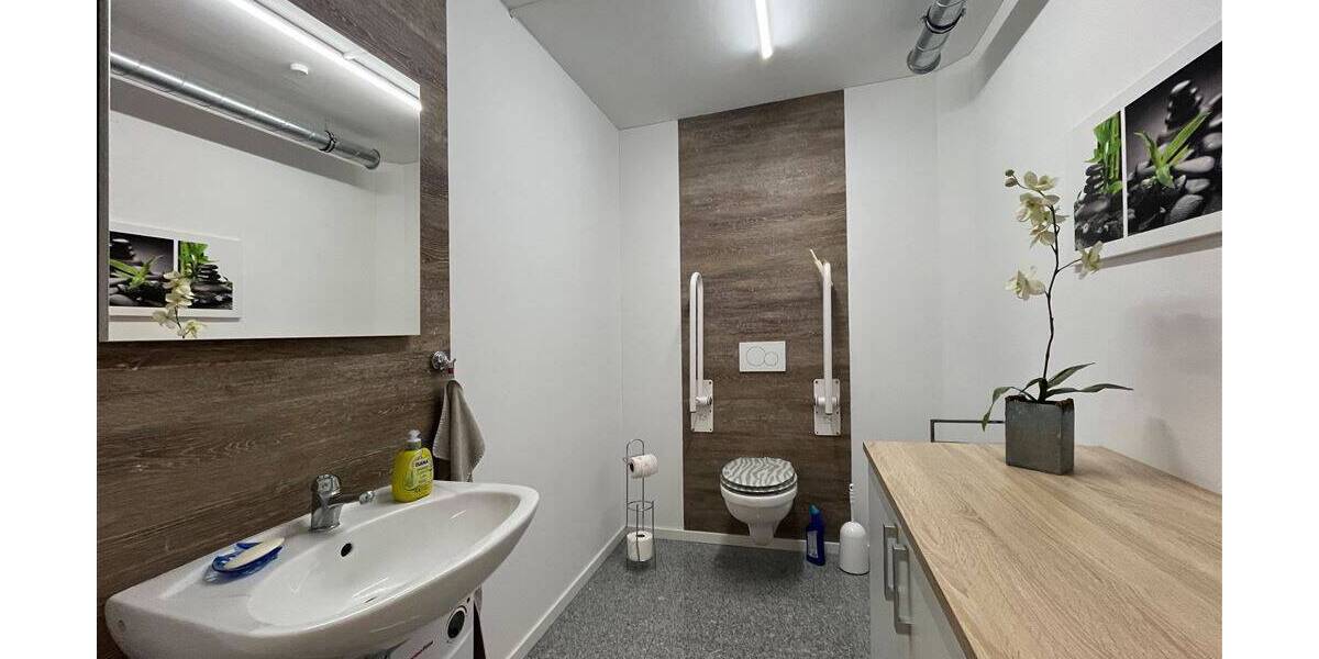 Moderne Gewerbefläche in Toplage in Grevenbroich. Sanitätshaus direkt an der Fußgängerzone 5 zimmer