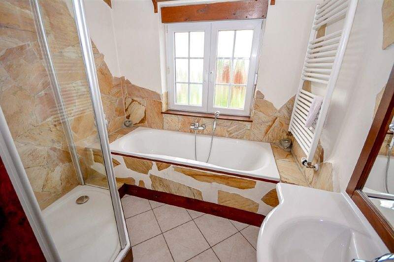 Gepflegtes Reihenhaus mit modernisierter Ausstattung, Garten, Keller und zwei Stellplätzen 5 zimmer