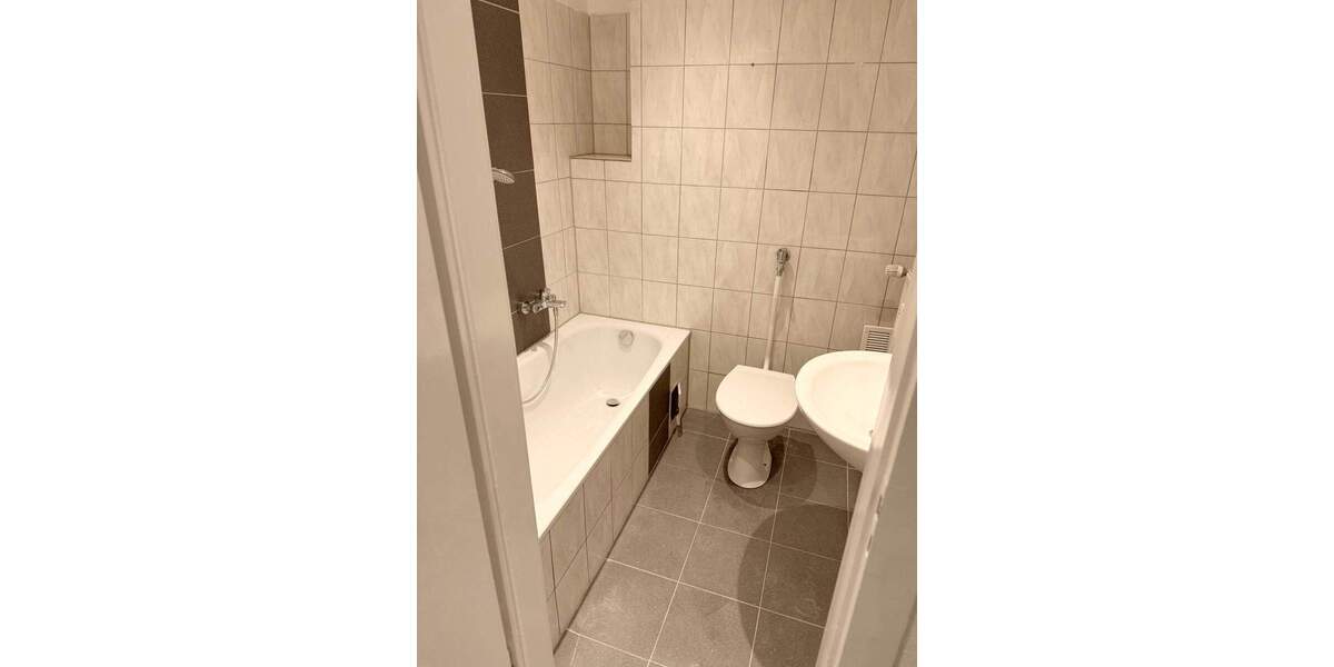 Etagenwohnung Düsseldorf Rath - 3 Zimmer, 64 m&sup2;, 790&euro; | Angebot:25683581