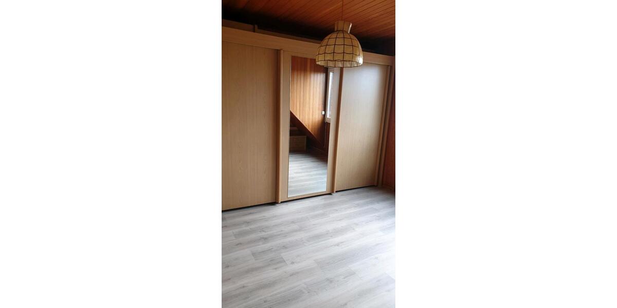 Teilmobilierte Dachgeschosswohning in ruhigem 3 Parteienhaus 1 zimmer