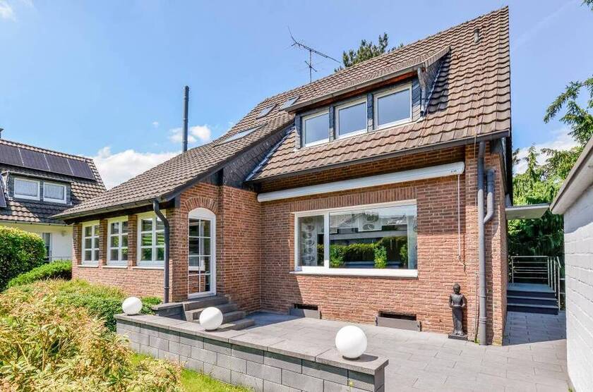Freihstehendes Einfamilienhaus in Sackgasse * Anbau mit Kamin * Garten * Garage * 227 m² WohnNutzfläche * Einbauküche