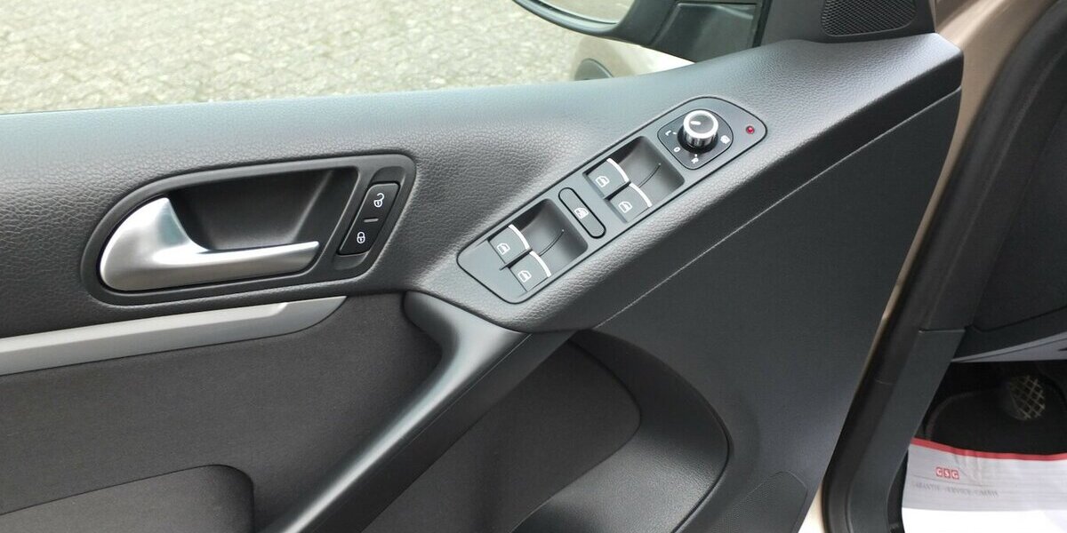 VW Tiguan WM26:CUP SPORT NAVI PARKPILOT TEMPOMAT 88.859 km 10.908 &euro; Köln 50858