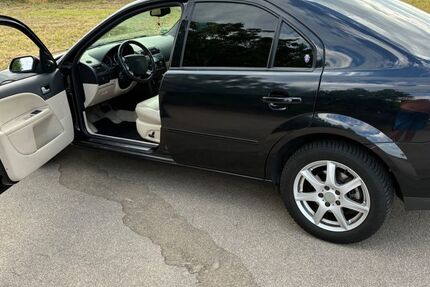 Ford Mondeo 130.000 km 1.899 &euro; Brühl 50321