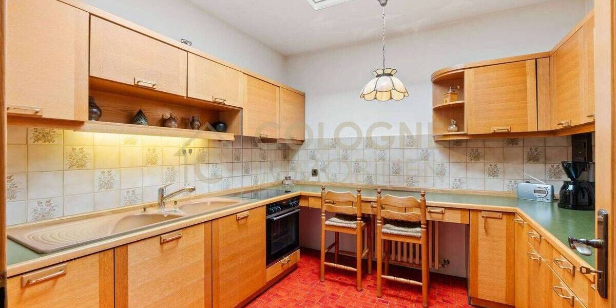 FAST FREISTEHENDER 4 bis 5-ZIMMER-BUNGALOW IN FRECHEN-KÖNIGSDORF VOLLSTÄNDIG UNTERKELLERT MIT GARAGE 4 zimmer