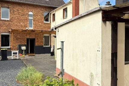 Freistehendes Einfamilienhaus mit viel Platz und guter Lage, großer Innenhof inklusive 1 zimmer