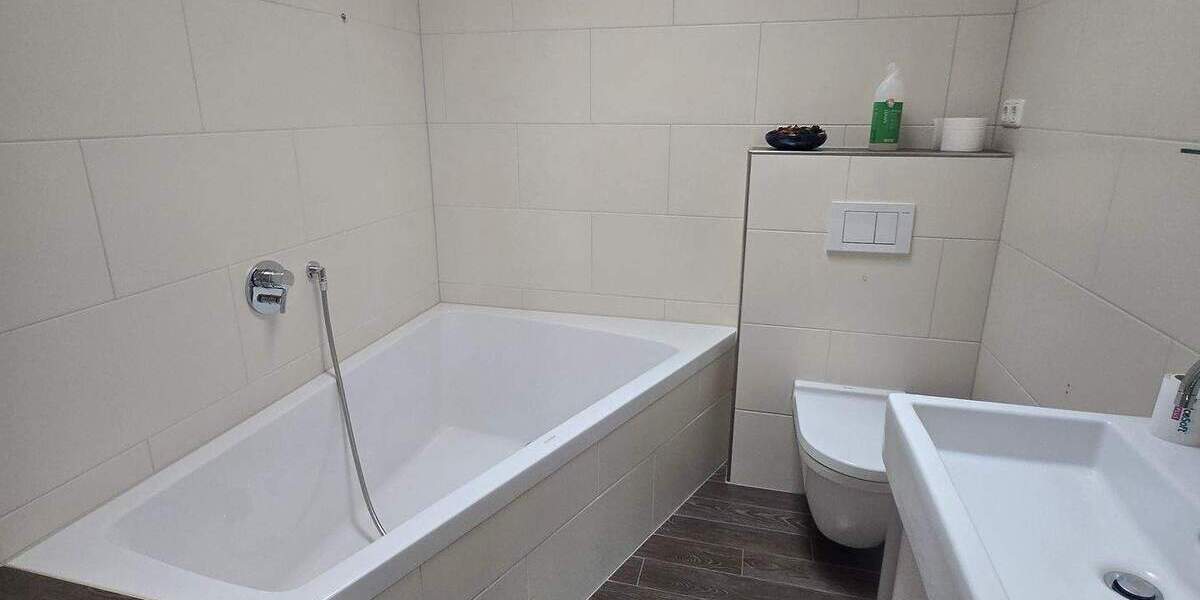 Wohn-Geschäftshaus bietet viele Gestaltungsmöglichkeiten! z.B. Praxis,- Büro,-Wohnräume; aufstockbar 8 zimmer