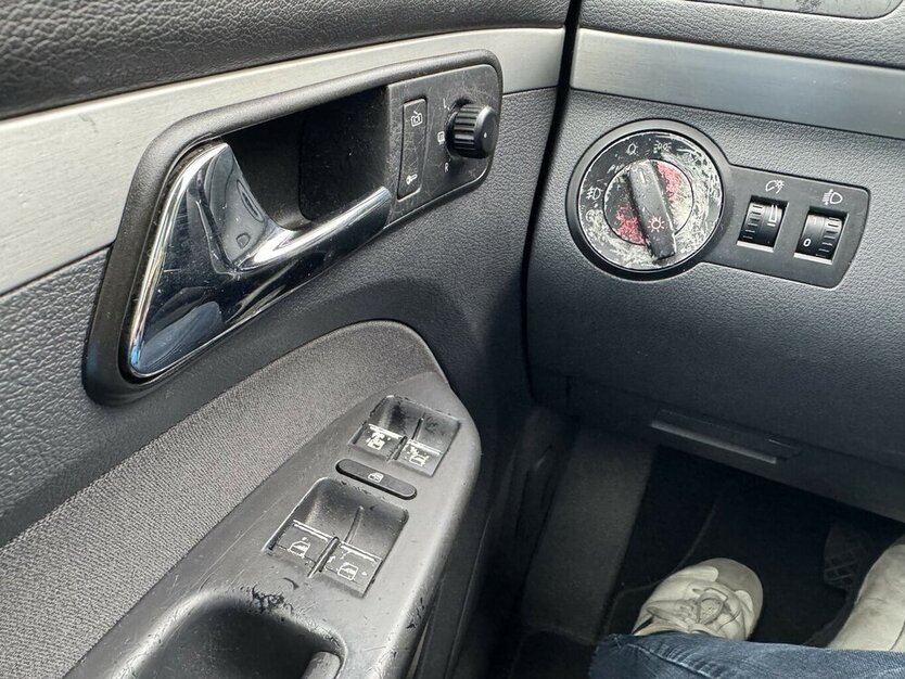 VW Touran 1.6 FSI Highline 7 Sitze SR+WR eGSD DSG ? 213.000 km 1.500 € Erftstadt 50374