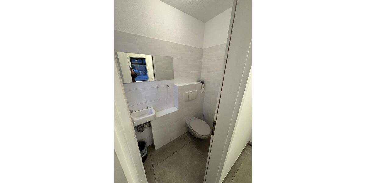 Ladenlokal in stark frequentierter Lage - Ausstellungs-Verkauf Praxis oder Büro zimmer