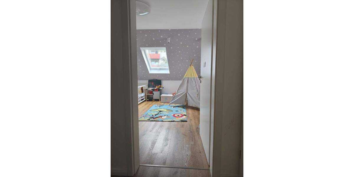 Lichtdurchflutete Wohnung mit Garage, Kamin und eigenem Garten im freistehendem Haus 3 zimmer