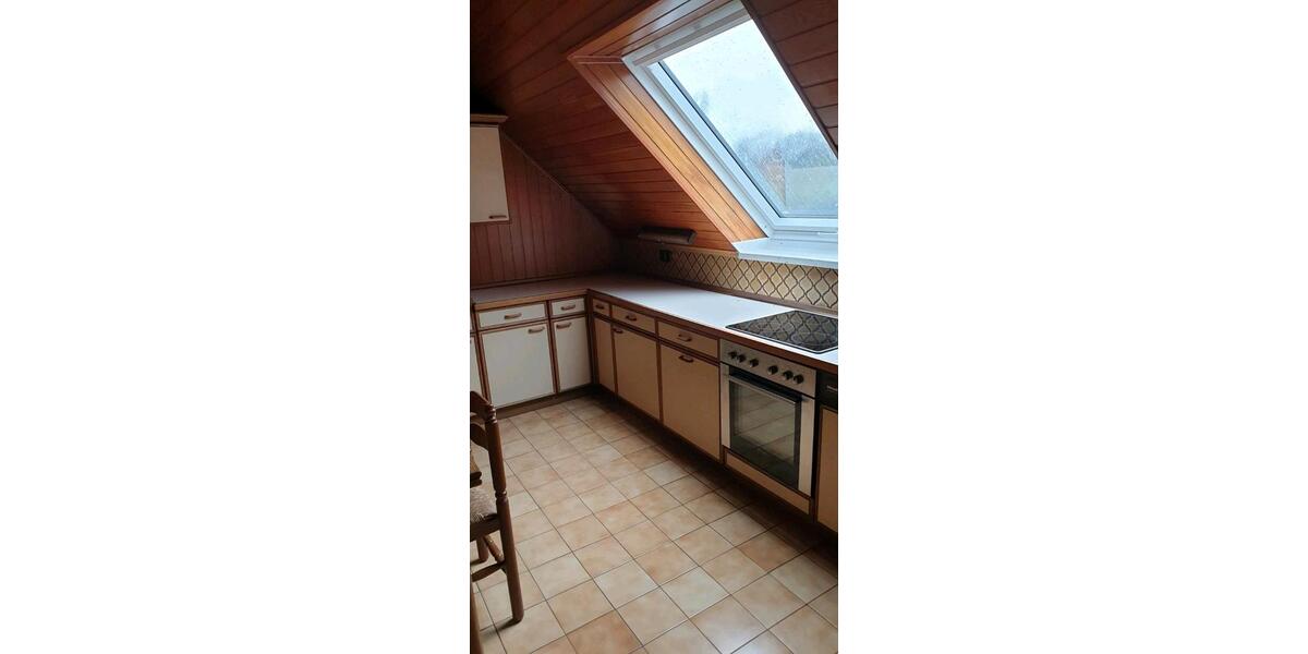 Teilmobilierte Dachgeschosswohning in ruhigem 3 Parteienhaus 1 zimmer