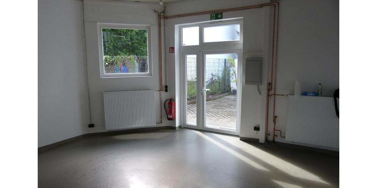 Gewerbehalle mit Büro, Garagen und Sozialräumen 120 qm zimmer