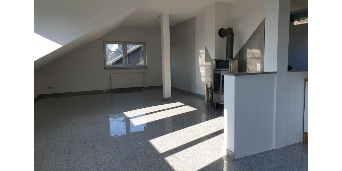 Schöne Dachgeschosswohnung mit Kamin und Terrasse 3 zimmer