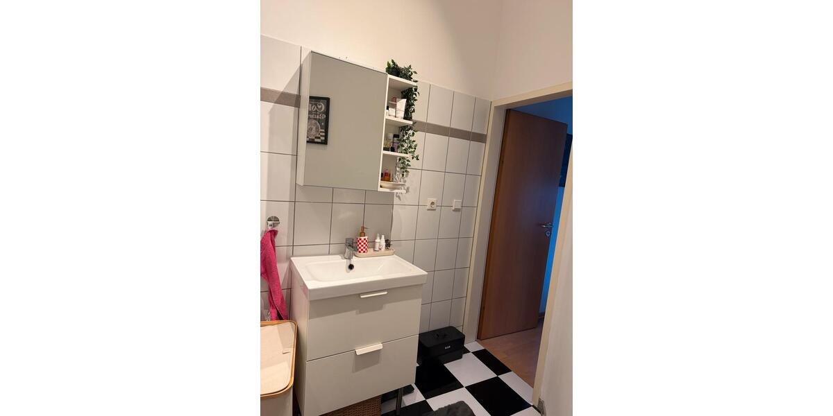 Etagenwohnung Neuss - 3 Zimmer, 53 m&sup2;, 1.000&euro; | Angebot:26238734
