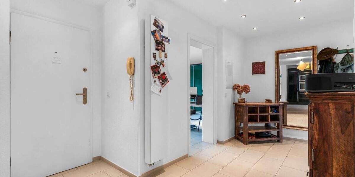 Gehobene Ausstattung und barrierearm: Großzügige 4-Zimmer-Wohnung mit Garten in Bestlage von Refrath 4 zimmer