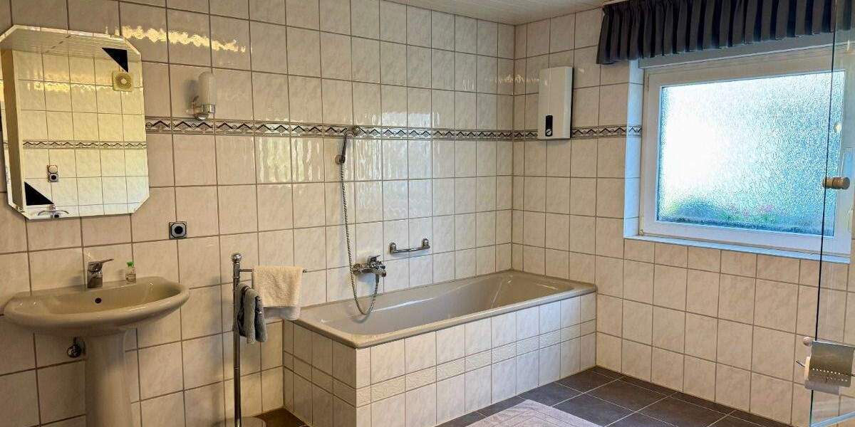 schönes, ruhig gelegenes Einfamilienhaus mit großem Garten zu verkaufen! 7 zimmer