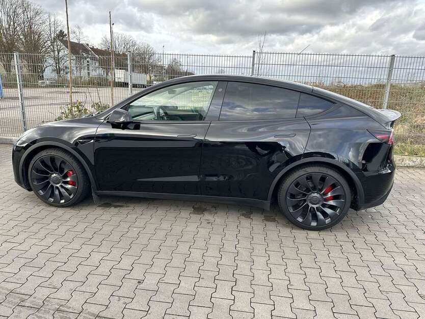 Tesla Model Y 21.742 km 45.250 € Köln 50769