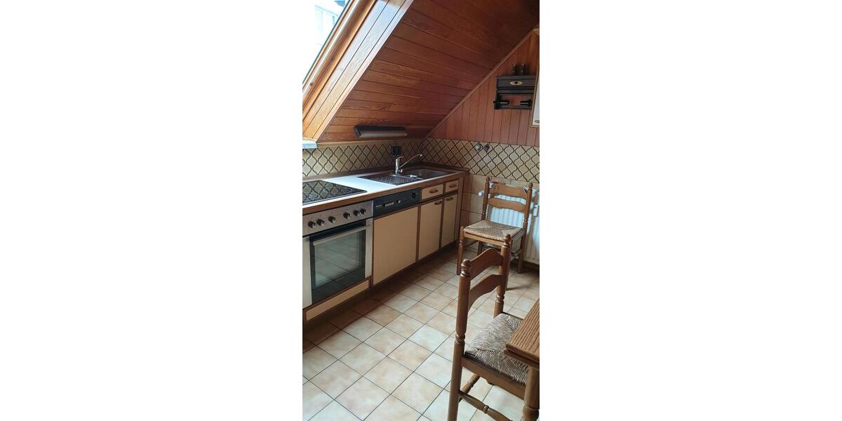 Teilmobilierte Dachgeschosswohning in ruhigem 3 Parteienhaus 1 zimmer