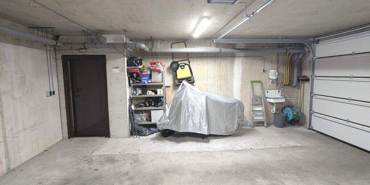 Dornröschen sucht Prinzen: Große Wohnung im EG mit Kamin, Garten und Tiefgarage 3 zimmer