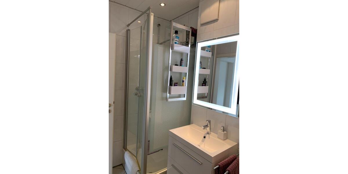 Provisionsfrei: Helle DG-Wohnung mit Balkon & 2 TG-Stellplätzen 3 zimmer