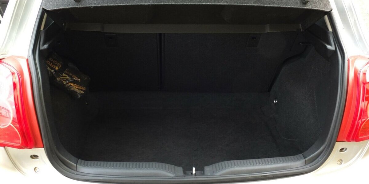 Toyota Auris 1.6i SOL ALLE INSPEKTIONEN GARAGENWAGEN 174.885 km 4.998 &euro; Köln 50858