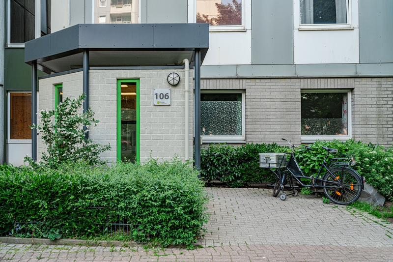 Alles neu !! 2 Zimmer-Wohnung mit viel Stellplatz, separater Küche und großem Balkon! Nur mit WBS! zimmer