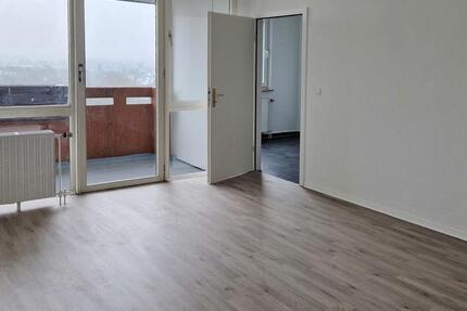 Große und frisch renovierte 3-Zimmer-Wohnung mit Balkon und zwei Bädern zimmer