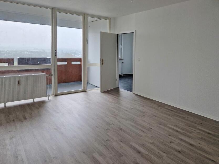 Große und frisch renovierte 3-Zimmer-Wohnung mit Balkon und zwei Bädern zimmer